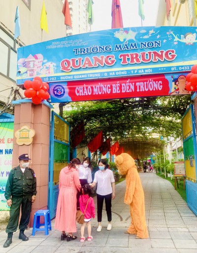 Khoảnh khắc ngày đầu đến trường sau thời gian nghỉ dịch của các bé trường mầm non Quang Trung.