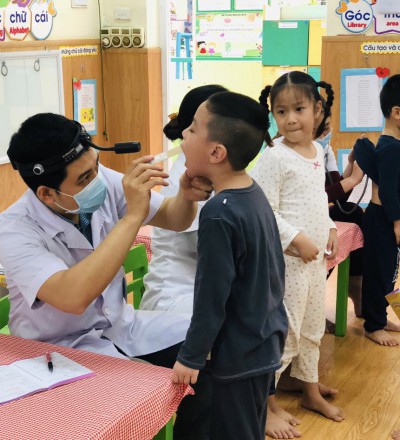 Trường mầm non Quang Trung khám sức khoẻ cho trẻ năm học 2020 - 2021